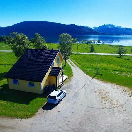1 Room In The Yellow House, Close To Airport & Lofoten Evenskjer Εξωτερικό φωτογραφία