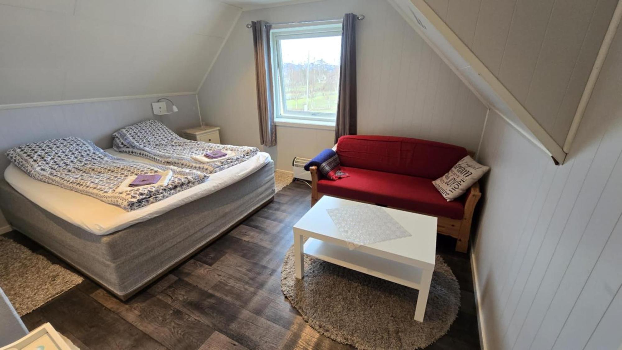 1 Room In The Yellow House, Close To Airport & Lofoten Evenskjer Εξωτερικό φωτογραφία